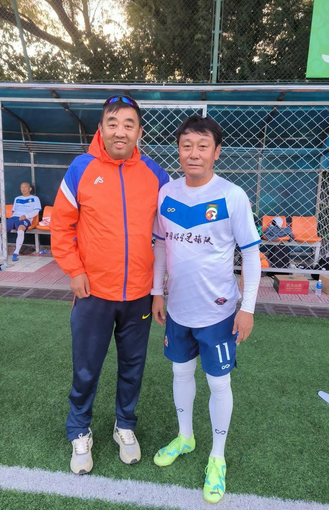 而《盲井》中辍学来到城里找活儿的元风鸣在劳动力市场转悠等活儿那场戏与小武游荡在汾阳街头、《十七岁的单车》中小贵奔走在北京的大街胡同如出一辙。